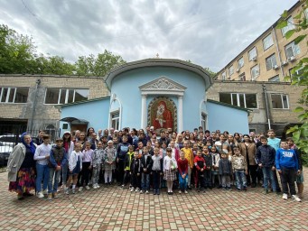 Празднуем 3 выпуск в Воскресной школе "Знамение" (фото+видео)