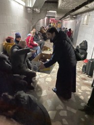 Кормление беженцев на железнодорожном вокзале